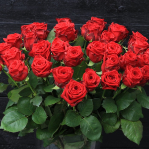op de foto staan rode hollandse red naomi rozen voor valentijn om je geliefde te verrassen